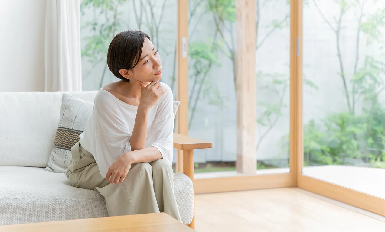 考える女性の写真