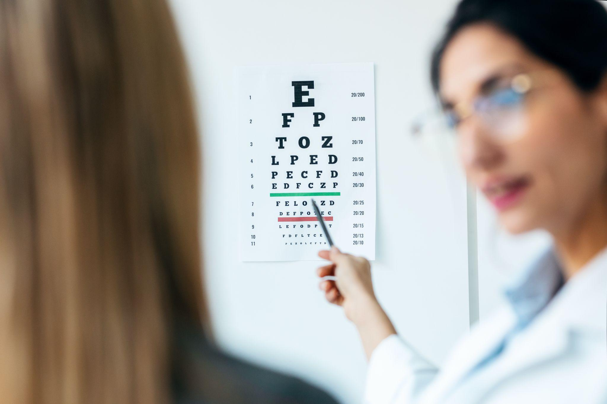 白内障手術で視力は回復する？レンズの種類や選び方を紹介